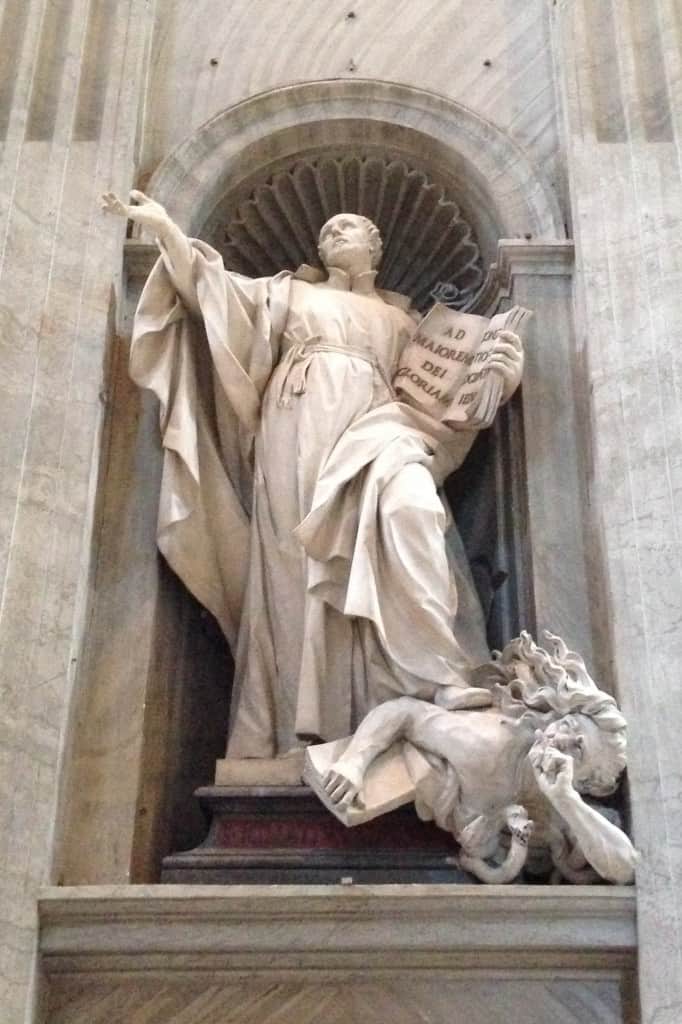 예수회(Jesuit)의 창설자 이그나시우스 로욜라. 예수회 회헌(Constitution)을 작성한 그는 교황 및 종교적 상관들에 대한 복종을 요구하기를 마치 자기 결정권이 없는 "시체 처럼" 하여야 한다고 생각했다. 그런 사람의 조각상이 성 베드로 성당 안에 안치 된 것은 너무도 당연하다. 현재 교황인 프란체스코 역시 예수회 출신으로, 예전에 자기 밑에 있던 신부들에게 지켜주겠다고 거짓말 하고 뒤에서는 쿠데타 세력에게 밀고한 것이 알려져 있다.